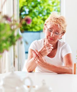 Older woman rubbing wrist - Weight Management - Clipboard icon - Osteoarthritis Action Alliance